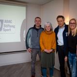 ADAC Stiftung Sport Einführungsseminar 2020, Bad Endorf, Vorstandsvorsitzender Wolfgang Dürheimer (m.) und Eltern der Förderpiloten